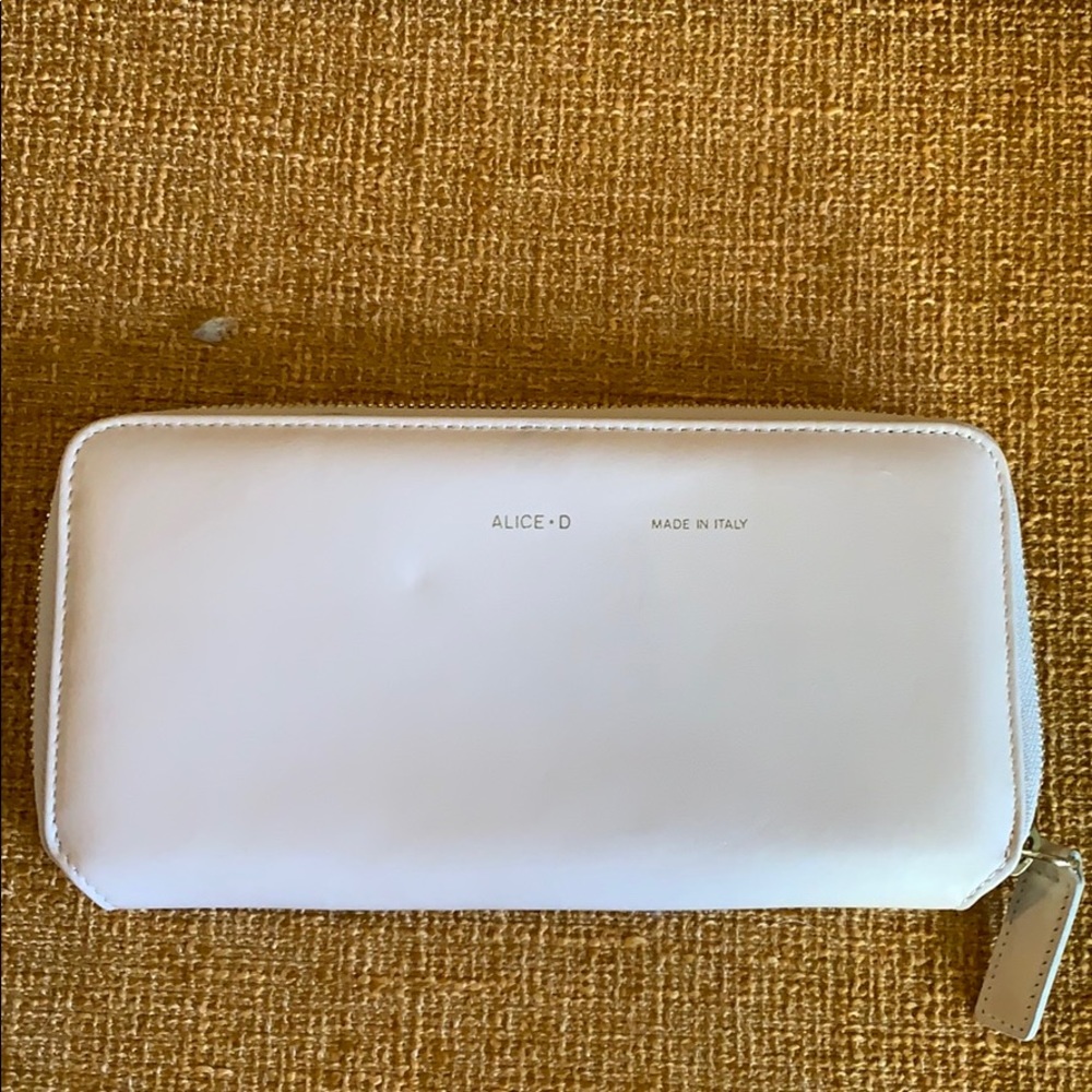 Alice D. Wallet